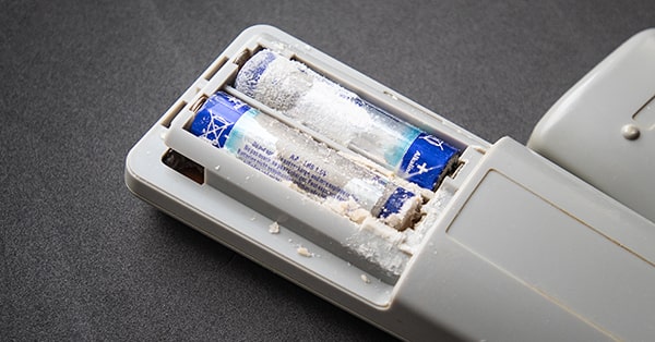 【電池全般Q&A】電池から液体や粉が!液漏れの原因と対処法について