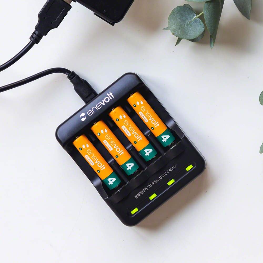 【送料無料】 ニッケル水素充電池 enevolt (エネボルト) 単4形 950mAh 4本 & USB充電器 単3形・単4形専用 4本用 セット