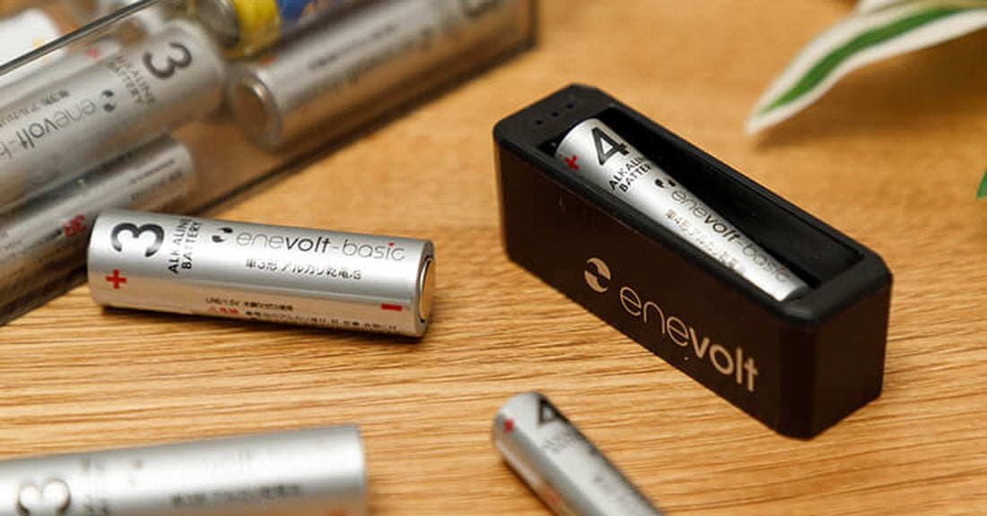 enevolt電池チェッカーで残量を確認する様子