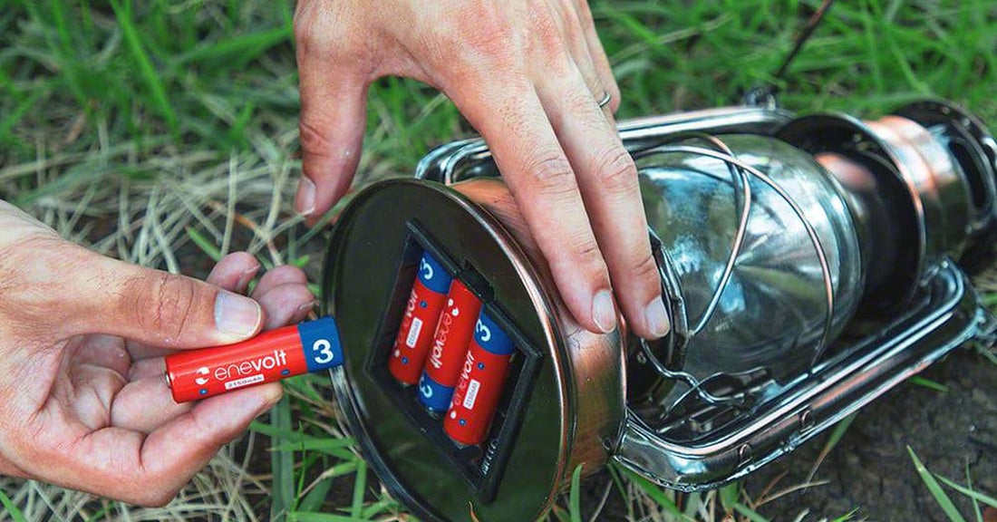 屋外のランタンにenevolt充電池を入れる様子
